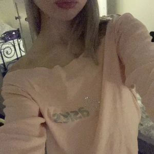 Rosa Asics tröja - Så söt Y2k off shoulder topp. Texten är glittrig och märket bredvid står med rhinestones. står xl men passar allt från xs