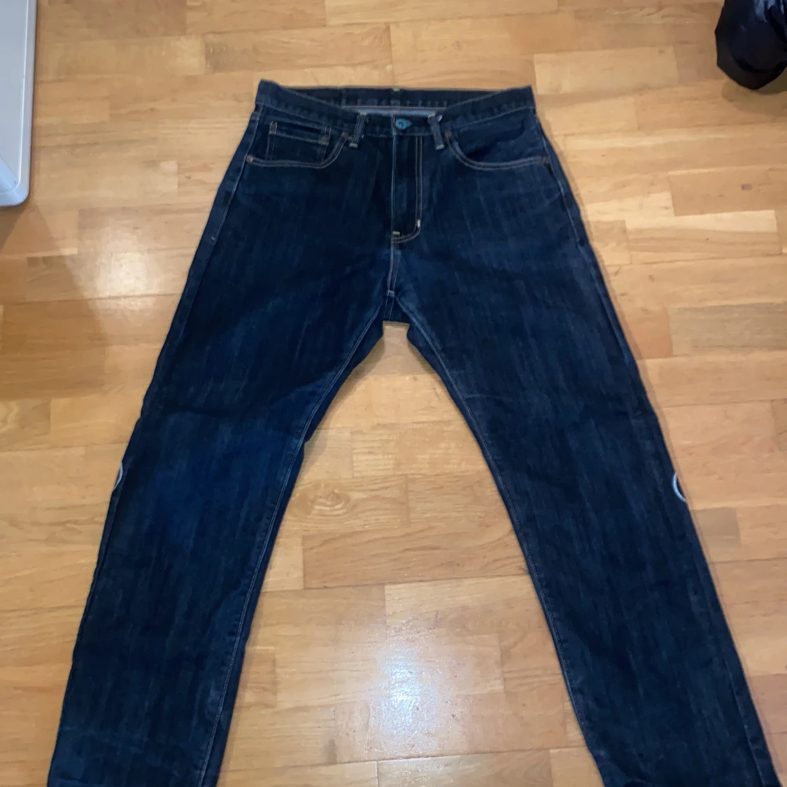 Sugoi jeans med brodyr baktill - 91