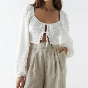 Blus - Slutsåld vit blus från Ginatricot, storlek xs. Nyskick.