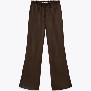 Satin byxor  - Oanvända satin byxor från Zara. Säljer för att jag inte har någon användning. Det är storlek S och skulle säga att de passar XS/S.