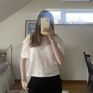Topp från zara - Säljer denna söta toppen/T-shirten från zara💕😊 Pris går att diskutera!