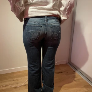 Disel jeans - Säljer ett par blåa lågmidjade Disel jeans. Jag köpte dom för 950kr och säljer de för 500kr. Det är en gammal vintage modell, i bra skick och finns ej i butik.
