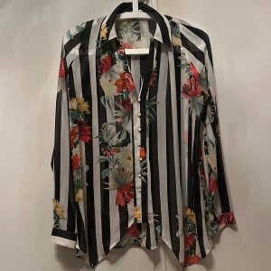 Skjorta  - Fin unik skjorta/blus i god skick. 