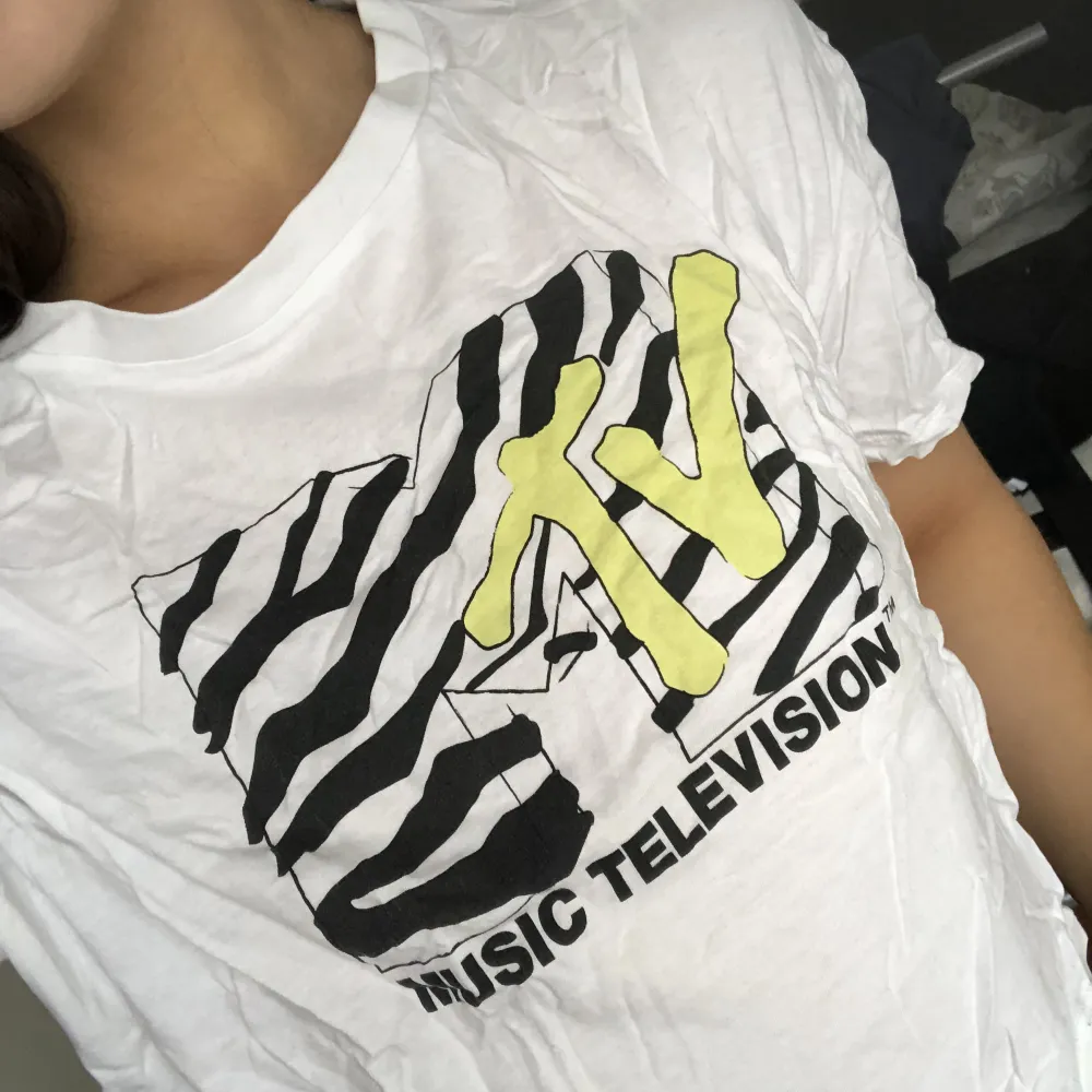 En croppad Tshirt med MTV tryck på. Skjortor.