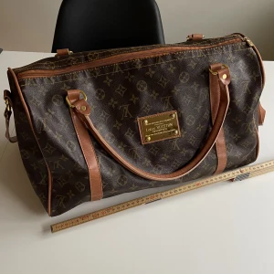 Väska  - Större väska/bag i fint begagnat skick. Inga fläckar men några repor i metallen(bild1) och lite trådar på insidan. Köpt utomlands och sparsamt använd. Kom med ett prisförslag 😊👍🏼 Kan skicka fler bilder.