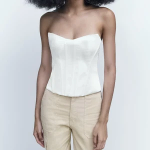 Korsettopp zara - Jättesnygg korsett topp från zara, helt ny med prislapp kvar! Slutsåld online. I storlek S. Frakt på 54kr tillkommer (spårbar)