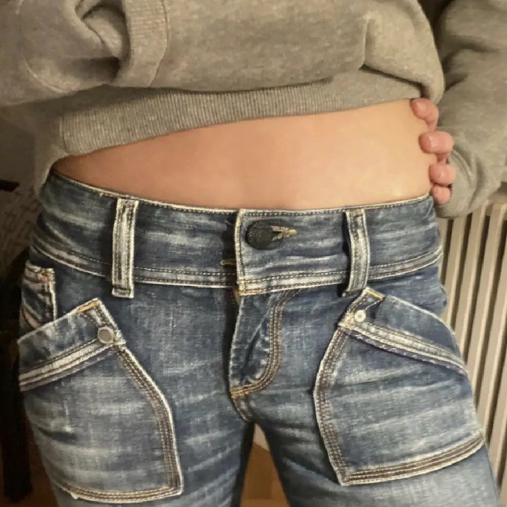 Säljer dessa sjuk snygga jeans som tyvärr inte passar mig i storlek 25(bild från förra ägaren). Jeans & Byxor.