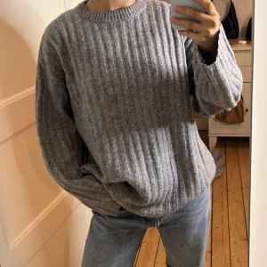 Stickad tröja H&M - Fin stickad tröja från H&M. Väldigt skön och oversized, lite bopprig men går att ta bort, fint skick i övrigt! Nypris 399kr, storlek S men oversized så passar allt från XS-M 💘