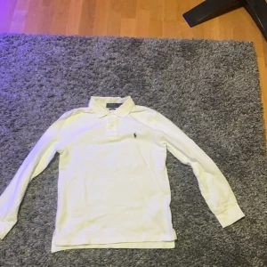 Vit Ralph lauren piké  - Vit Ralph lauren piké. Aldrig använd bara legat och skräpat i garderoben