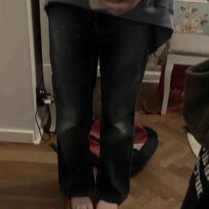 Baggy jeans - Raka jeans med stora fickor, passar som baggy. Bra skick inga skråmor. 94 cm från midjan ner till anklarna.
