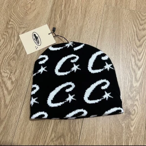 Corteiz mössa - Hej, säljer en corteiz mössa vit/svart väldigt sällsynt aldrig använd  