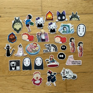 Studio ghibli klistermärken #46 - Perfekt för att sätta på mobil, dator mm. 8 styck. 5 för 35 och 10 för 65! ✨frakten tillkommer på ENDAST 15 kronor! Små cirka 2-5 cm. 