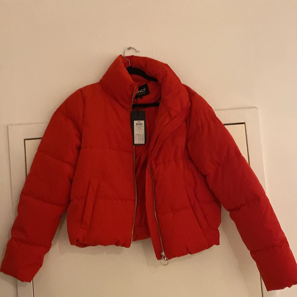 En röd cropped puffer jacket av märket Only - 91