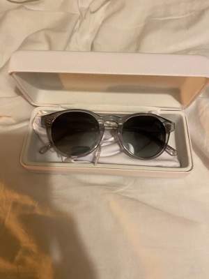 Chimi solglasögon i använt skick men inget man kan tyda på, org pris 1200,  Modellen är 03 grey. Hör av er vid mer frågor eller funderingar