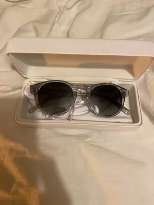 Chimi solglasögon - Chimi solglasögon i använt skick men inget man kan tyda på, org pris 1200,  Modellen är 03 grey. Hör av er vid mer frågor eller funderingar