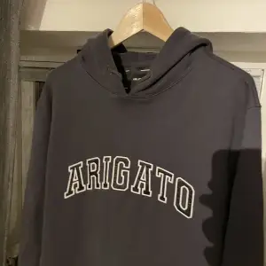 Säljer denna Arigsto hoodie då den inte passar mig längre. Använd fåtal gånger, ingen skada eller märken alls. Cond 9.5/10 Storlek: L 