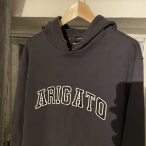 Axel Arigsto college hoodie - svart - Säljer denna Arigsto hoodie då den inte passar mig längre. Använd fåtal gånger, ingen skada eller märken alls. Cond 9.5/10 Storlek: L 