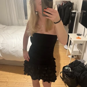 Svart klänning - INTRESSEKOLL på min sååå fina svarta klänning💕 säljer endast vid bra bud😘👍🏼