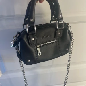 Núnno väska - Mini Bobby crossover väska från Nunno som knappt använts.