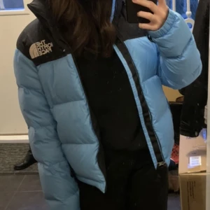 North face jacka - North face jacka i fint skick förutom små defekter som syns på tredje bilden. Nypris ca 2800 kr