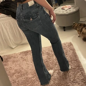 Low Waisted Jeans  - Helt nya low waisted jeans med prislapp kvar, bara testade! Säljer då det är lite förkorta. Strl 32 men passar upp till 36/38 då de är stretchiga ❤️‍🔥