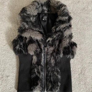 Pälsväst  - Sy snygg fuskpälsväst med stickad del runt midjan! Bra skick, köpt begagnad🌷