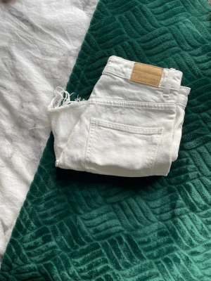 Jeans kjol - Fin jeanskjol. Använd 1 gång. Fina detaljer ner till och väldigt somrig. 