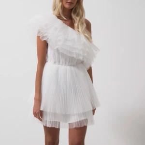 Studentklänning vit Nakd  - BUD 999+frakt!! Superfin klänning tänkt till studenten men passade tyvärr inte mig. Mindre i storleken, e vanligtvis en 38❤️! HELT slutsåld, endast testad har alla lappar osv kvar! 🫶🏼Bud startar på 750kr, inköpspris 700inklusive frakt ❤️