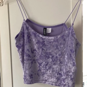 Linne - Ett kortare ljuslila sammetslinne från H&M. Använt 2 gånger, inga defekter. Storlek S. Linnet är också lite stretchigt av sig.  40kr + frakt (köparen står för frakten). Hör av dig om du undrar något😊