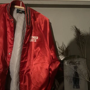 Collagejacka  - Röd collagejacka som är lätt fodrad! Sitter snyggt oversized på mig som vanligtvis bär S/M