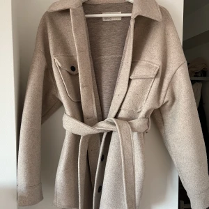Kappa från Nelly - Säljer min kappa från Nelly då den inte används, perfekt som vårjacka! Fint skick 
