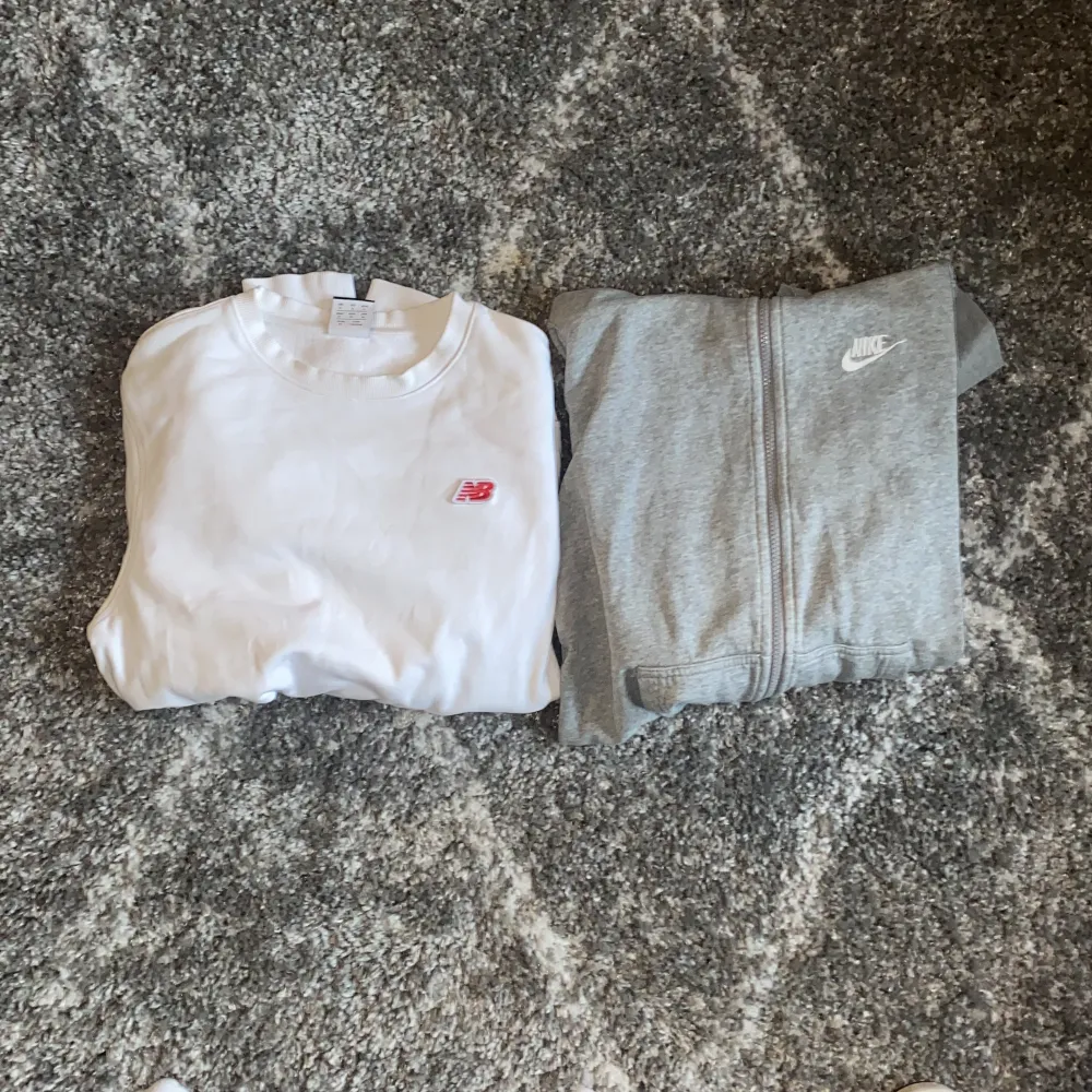 Två tröjor i storlek small, en NewBalance och en Nike. Båda är använda men utan hål och missfärgningar. (Båda är lite noppriga på insidan) nypris var mellan 500-1000kr per styck.. Hoodies.