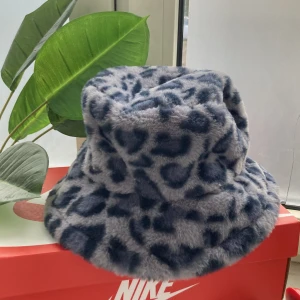 Leopard solhat - Bucket hat från shein🧌aldrig användt❣️ de finns två snören på in sidan så man kan göra den tajtare om man vill de. Skriv för fler bilder eller frågor💞