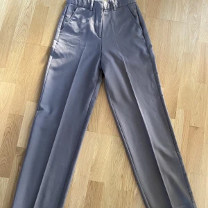 Bruna kostymbyxor - Ett par helt oanvända kostymbyxor med raka ben och hög midja. 300 kr + frakt✨skriv för frågor eller fler bilder💗