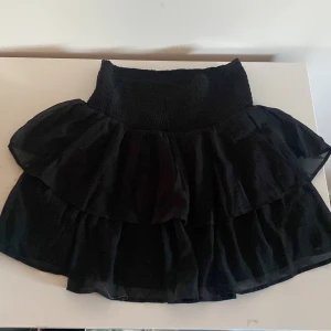 Svart volangkjol - Jättegullig volangkjol från Kappahl! Storlek 146/152 vilket motsvarar storlek XS!  Säljer för 150kr + frakt💕