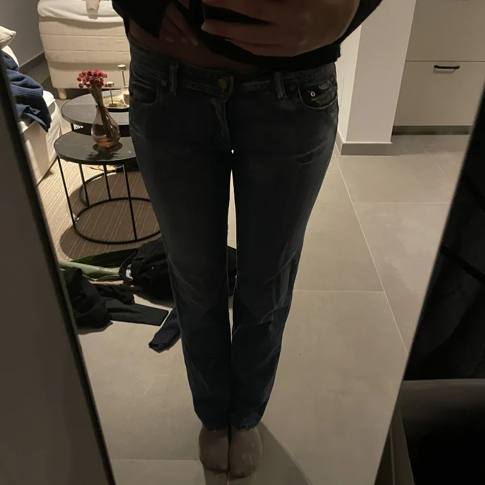 Skit coola jeans i bra skick endast använt några gånger. Står ingen storlek men skulle säga att det är runt storlek 36. Och bra långa!. Jeans & Byxor.