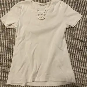 Säljer denna vita t-shirt från Kappahl då den inte kommer till användning längre.  Den är i bra skick 😊 Köparen står för frakten! Hör av er vid frågor eller annat 💗