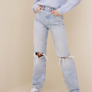 Gina trosor jeans - Säljer dessa byxor då dem är för stora för mig och kommer därför inte till användning. Köpte dem i somras ifrån Nelly.com för 599kr.