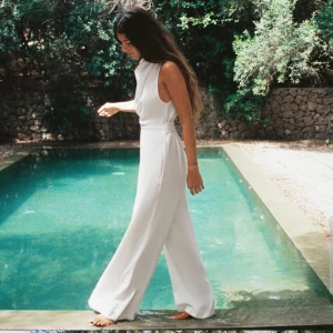 Zara Jumpsuit / dress - Aldrig använd vid jumpsuit med omlott vid midjan. (Ref. 4043/055)   Mått:  BUST: 17" (34) WAIST: 15" (30) HIPS: 22"(44) Inseam: 32'' LENGTH: 63'