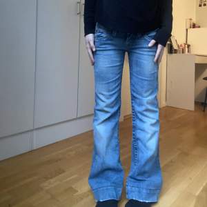 Super fina true religion jeans bootcut lågmidjade i fint skick  Midjemåttet:36cm Inerbenslängden:75 cm ❤️❤️❤️