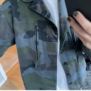 Militär jacka, quatre filles  - Så fin nästintill oandvänd jacka från quatre filles i blå! 