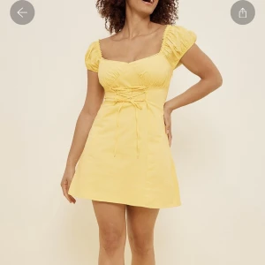 Klänning - Säljer denna fina klänning från Misslisibells kollektion med nakd, använd fåtal gånger. Storlek 34, nypris 499kr.