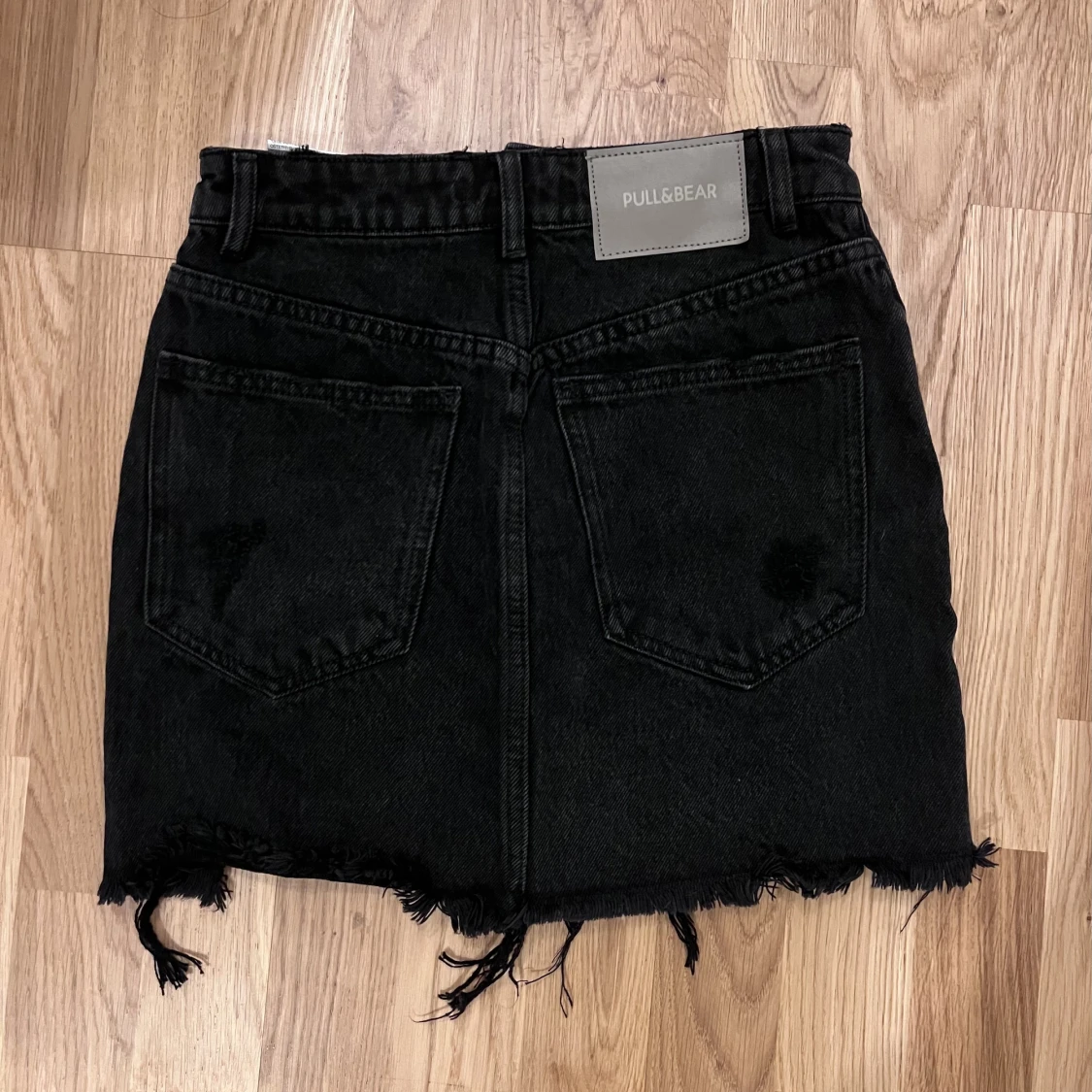 Jeanskjol Svart Ripped Denim Fransig Pull & Bear - 90