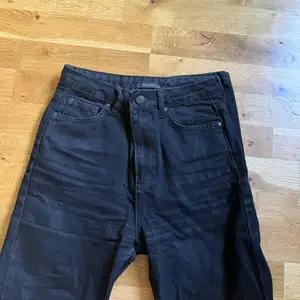 Dessa jeans sitter perfekt. Använda ett fåtal gånger. Minns ej vart de är köpta ifrån. Säljes för att jag har växt ur dem. 