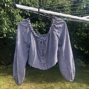 Rutig off shoulder topp  - Svart och vit off shoulder topp⚡️ Sitter super stabilt och passar till allt! 