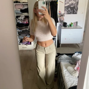 Ljusrosa lurvig tröja - Ljusrosa lurvig tröja med öppen rygg. 