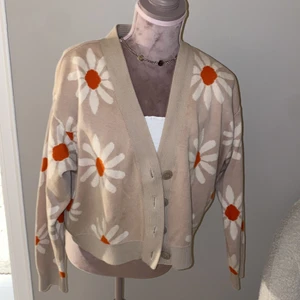 Stradivarius - Supersöt kofta i storlek Xs, har använts 1 gång🧡🌼