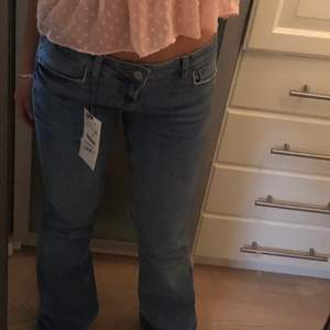 Låg midjade bootcut jeans. Aldrig använda. 