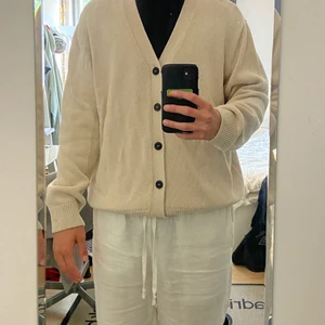 Beige kofta - Skön beige kofta i strl M. Väldogt bra skick.