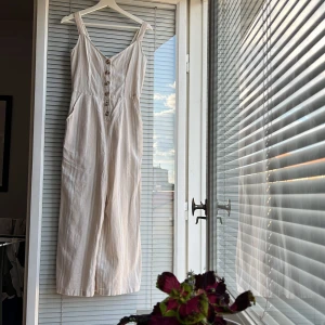 Trekvart Byxdress - Trekvart byxdress från Lindex stl. XS  ✨Super fin och aldrig använd med prislapp kvar. Nypris 399